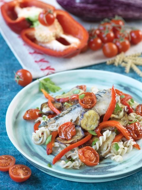 Salade de légumes grillés, tomates confites et maquereaux