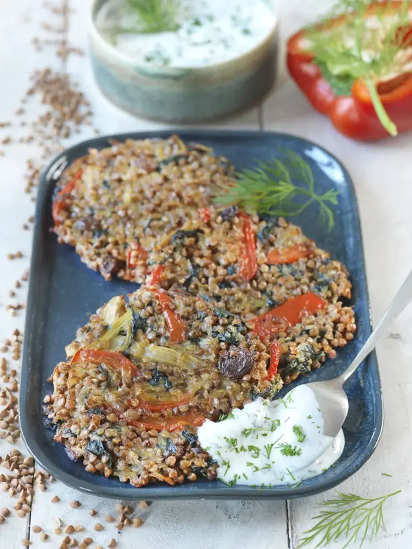 Galettes végétales au sarrasin grillé et sauce yaourt à l'aneth